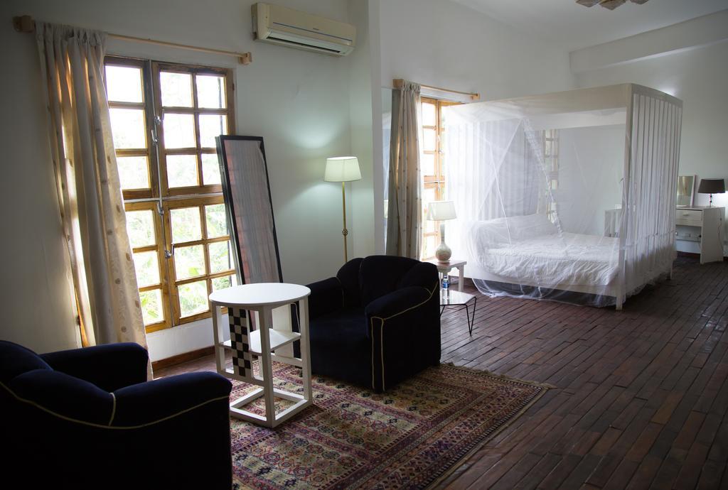Bushman Cafe Hotel Abidjan Exterior photo