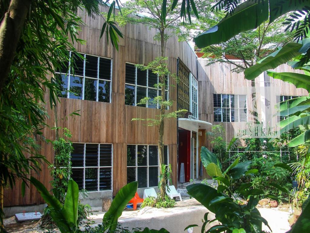 Bushman Cafe Hotel Abidjan Exterior photo